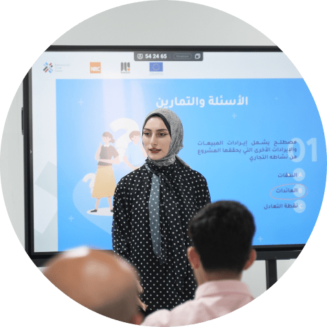 رائدة أعمال تقود ورشة تدريب على مهارات الأعمال في العراق لأصحاب المشاريع الصغيرة الطامحين